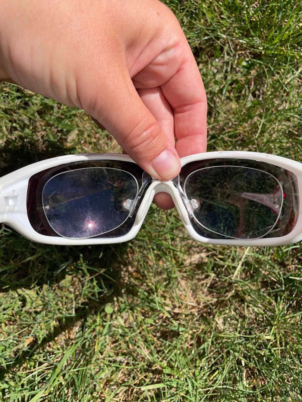Fahrradbrille für Brillenträger in einer Hand gehalten.
