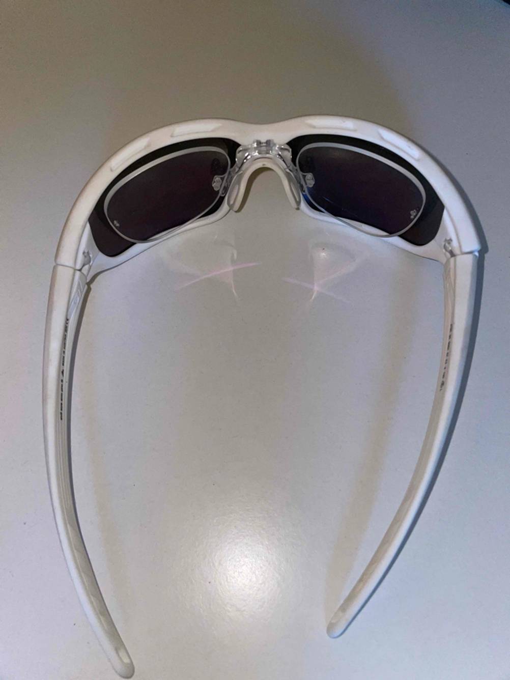In einer Fahrradbrille für Brillenträger im Test befindet sich eine Brille.