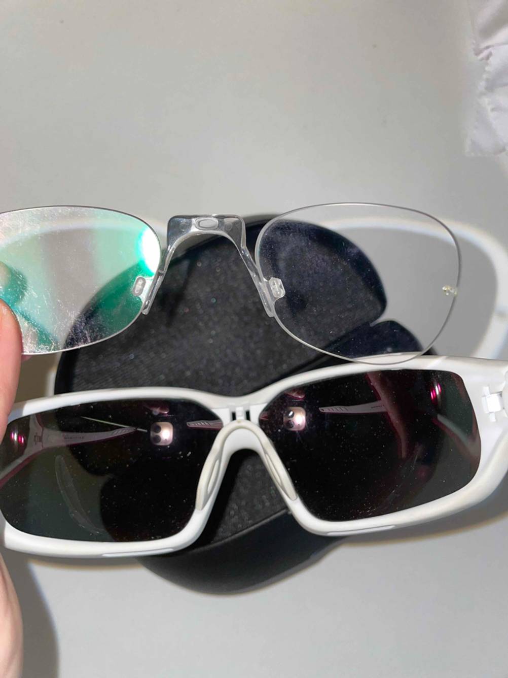 Fahrradbrille für Brillenträger getestet: Eine Hand hält eine Brille vor die Fahrradbrille für Brillenträger.