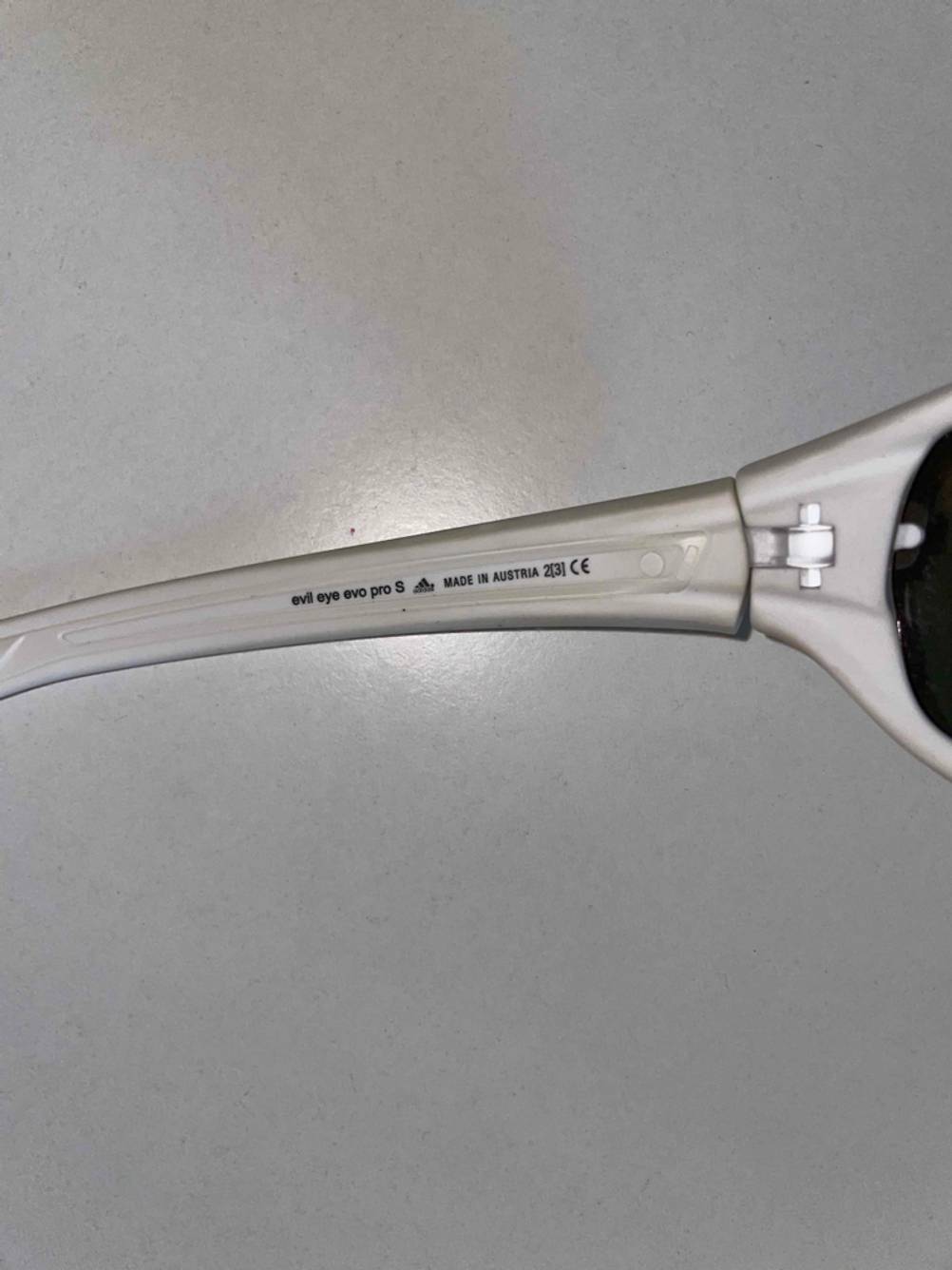 Nahaufnahme des Aufdrucks im Brillenbügel einer Fahrradbrille für Brillenträger.