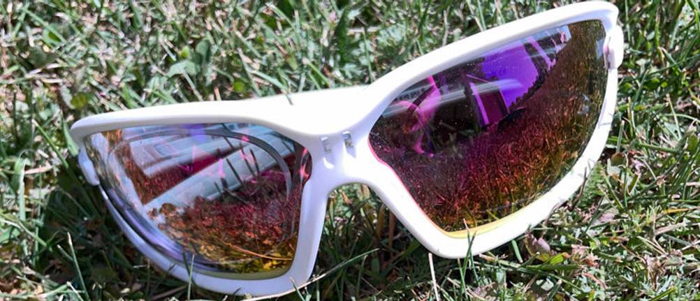 Fahrradbrille für Brillenträger im Gras.