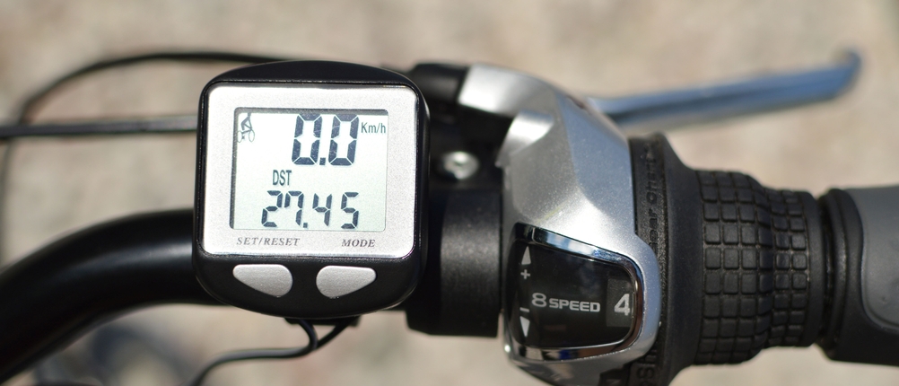 Display eines Fahrradcomputers in Nahaufnahme.