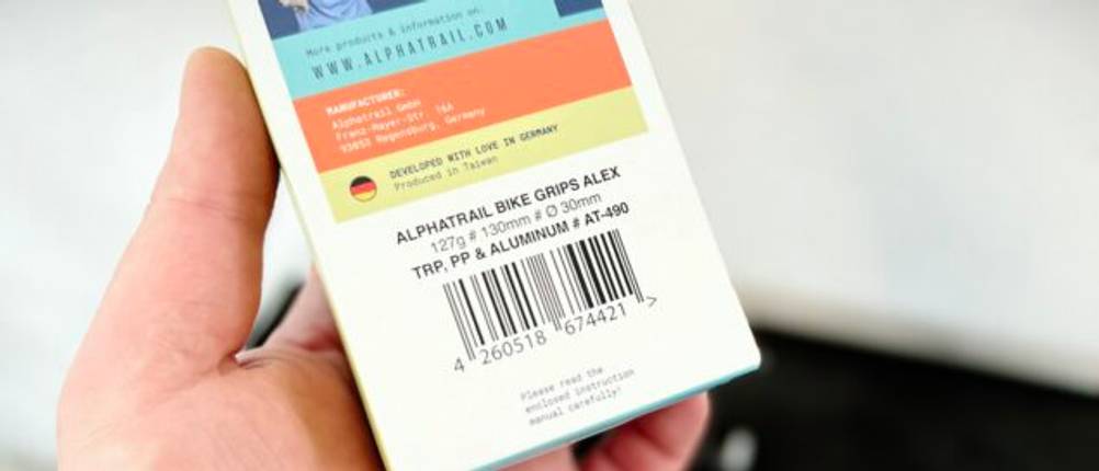 Nahaufnahme der Verpackungsrückseite der Alphatrail Alex Fahrradgriffe. Etikett und Produktinformationen sind deutlich lesbar.