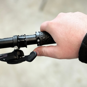 Eine Hand am Alphatrail-Fahrradgriff reicht problemlos bis zur Klingel. Der Abstand ist ergonomisch angepasst.