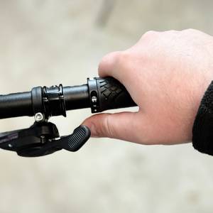 Eine Hand am Alphatrail-Fahrradgriff reicht problemlos bis zur Klingel. Der Abstand ist ergonomisch angepasst.