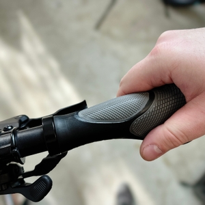 Nahaufnahme einer Hand, die den montierten Fahrradgriff umfasst. Der ergonomische Griff liegt vollständig in der Handfläche.