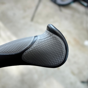 Detailansicht der strukturierten Oberfläche eines montierten Fenrad-Fahrradgriffs. Die Textur ist in Nahaufnahme sichtbar.