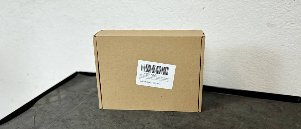 Die Verpackung der Fenrad-Fahrradgriffe steht auf einer Werkbank. Der Karton ist schlicht und funktional gestaltet.