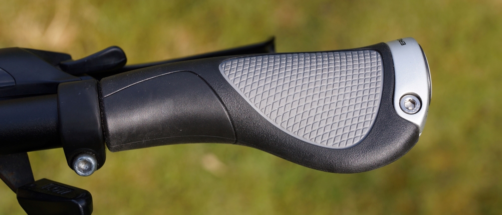 Nahaufnahme eines ergonomisch geformten Fahrradgriffs.