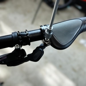 Nahaufnahme des Topcabin-Griffs während der Befestigung mit Innensechskantschlüssel. Die Klemme ist bereits fast angezogen.