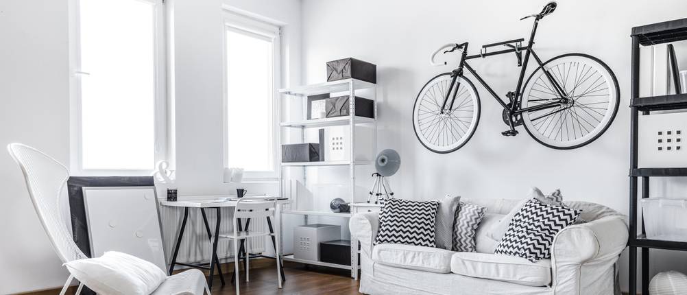Fahrradhalter in einer schwarz-weißen Wohnung.