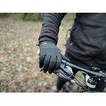 Jemand trägt die Fahrradhandschuhe von Cevapro auf einem Fahrrad.