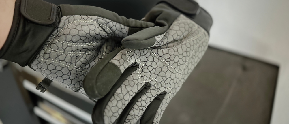 Jemand hat einen Handschuh von Boildeg an und hält den anderen in der Hand.