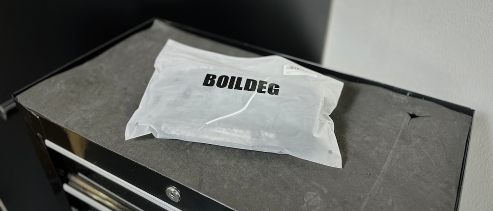 Die Fahrradhandschuhe von Boildeg liegen eingepackt auf einem Rollwagen.