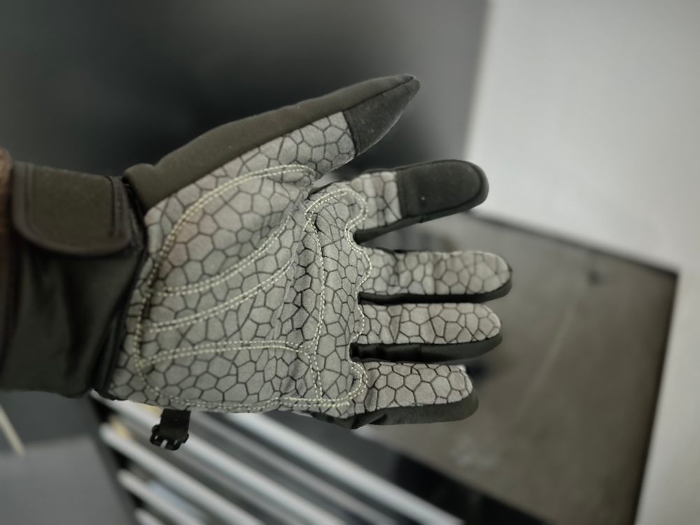 Die Unterseite des Fahrradhandschuhs von Boildeg.