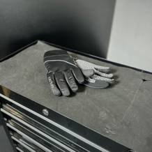 Die Fahrradhandschuhe von Boildeg liegen auf einem Rollwagen.