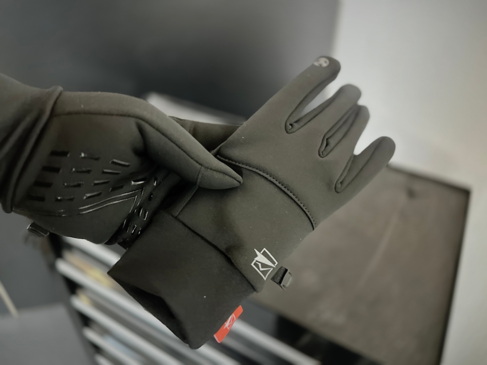 Jemand hat einen Handschuh von Cevapro an und hält den anderen in der Hand.