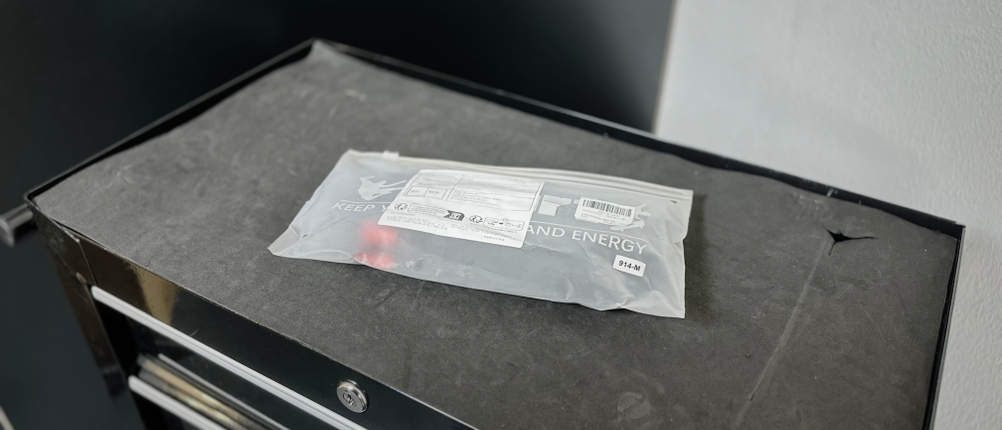 Die Fahrradhandschuhe von Cevapro liegen eingepackt auf einem Rollwagen.