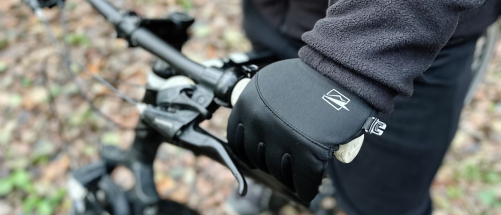 Jemand trägt die Fahrradhandschuhe von Cevapro auf einem Fahrrad.