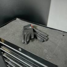 Die Fahrradhandschuhe von Cevapro liegen auf einem Rollwagen.