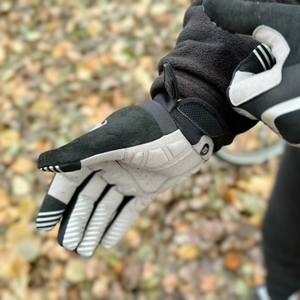 Die Fahrradhandschuhe von Rockbros werden angezogen und die Jacke darüber gezogen.