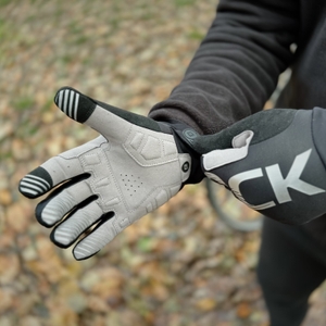 Die Fahrradhandschuhe von Rockbros werden angezogen und der Klettverschluss angesetzt.