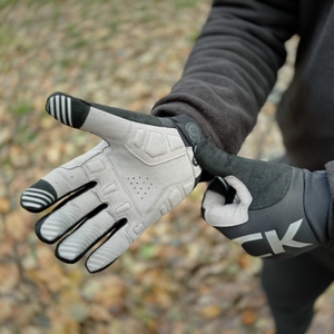 Die Fahrradhandschuhe von Rockbros werden angezogen und der Klettverschluss final geschlossen.