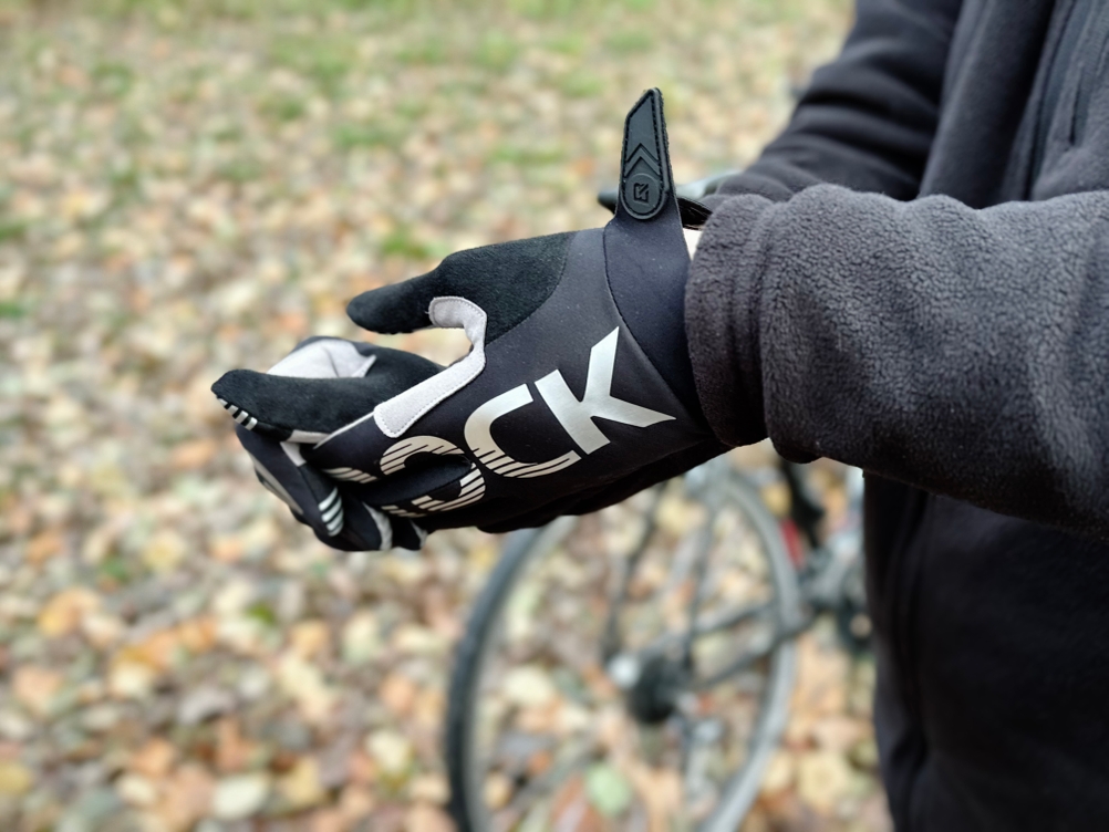 Die Fahrradhandschuhe von Rockbros werden ausgezogen.