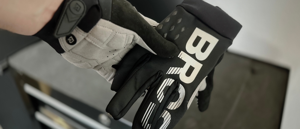 Jemand hat einen Handschuh von Rockbros an und hält den anderen in der Hand.