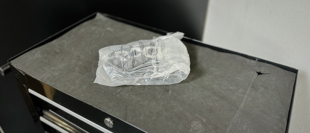 Die Fahrradhandschuhe von Rockbros liegen eingepackt auf einem Rollwagen.