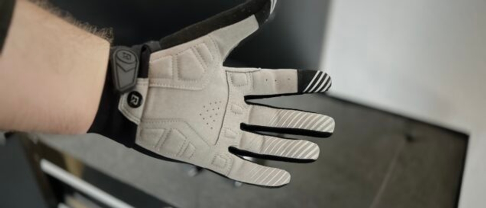 Die Unterseite des Fahrradhandschuhs von Rockbros.