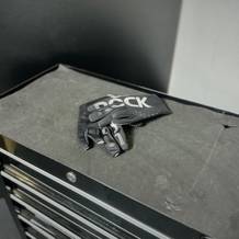 Die Fahrradhandschuhe von Rockbros liegen auf einem Rollwagen.