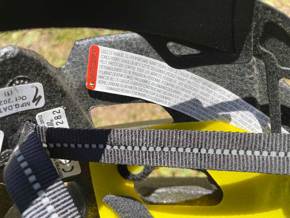 Fahrradhelm-Herren-Test: Nahaufnahme der Informationen im Inneren eines getesteten Herren-Fahrradhelms.