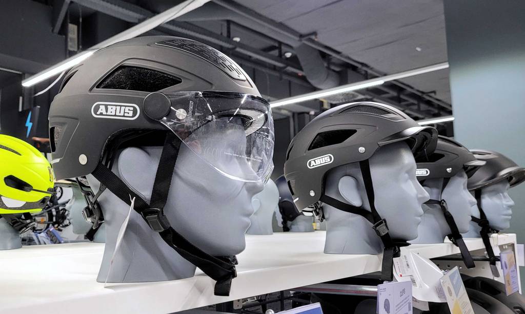 Fahrradhelm mit Visier im Test: Einige Helme befinden sich nebeneinander.