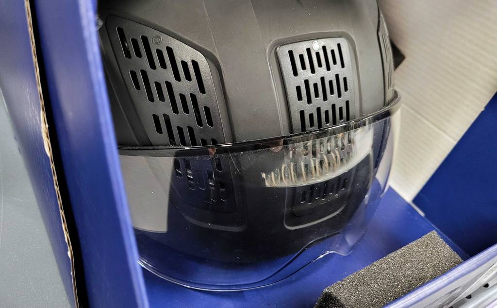 Fahrradhelm mit Visier im Test: Helm befindet sich in einem Karton.