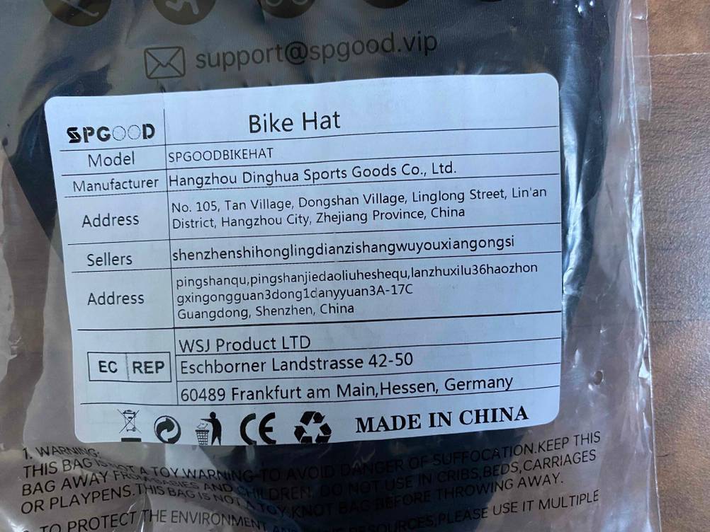 Fahrradhelm-Unterziehmütze getestet: Nahaufnahme der Angaben auf der Verpackung.