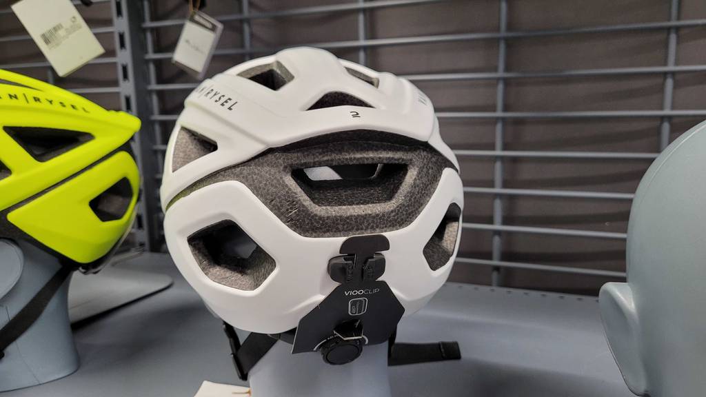 Fahrradhelm-Test: weißer Fahrradhelm von hinten aufgenommen