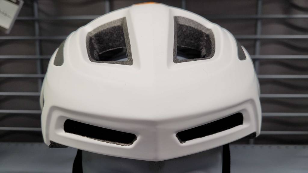 Fahrradhelm-Test: Nahaufnahme einer Fahrradhelm-Rückseite