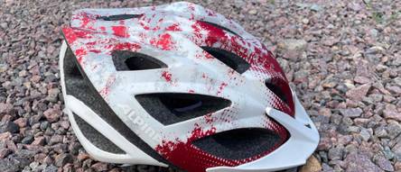 fahrradhelm in rot-weiß