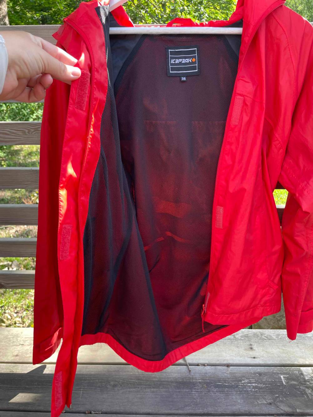 Fahrradjacke getestet: Eine geöffnete Jacke mit Fokus auf die Klettverschlüsse.