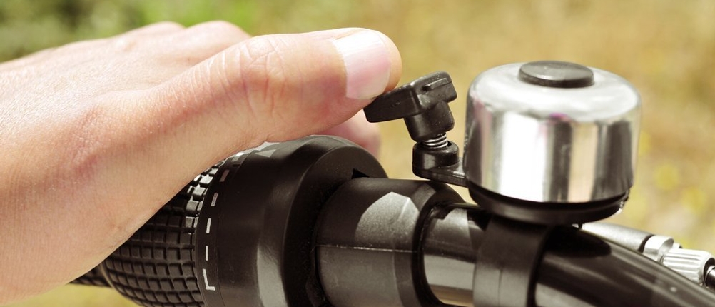 Eine Person löst eine Fahrradklingel aus.