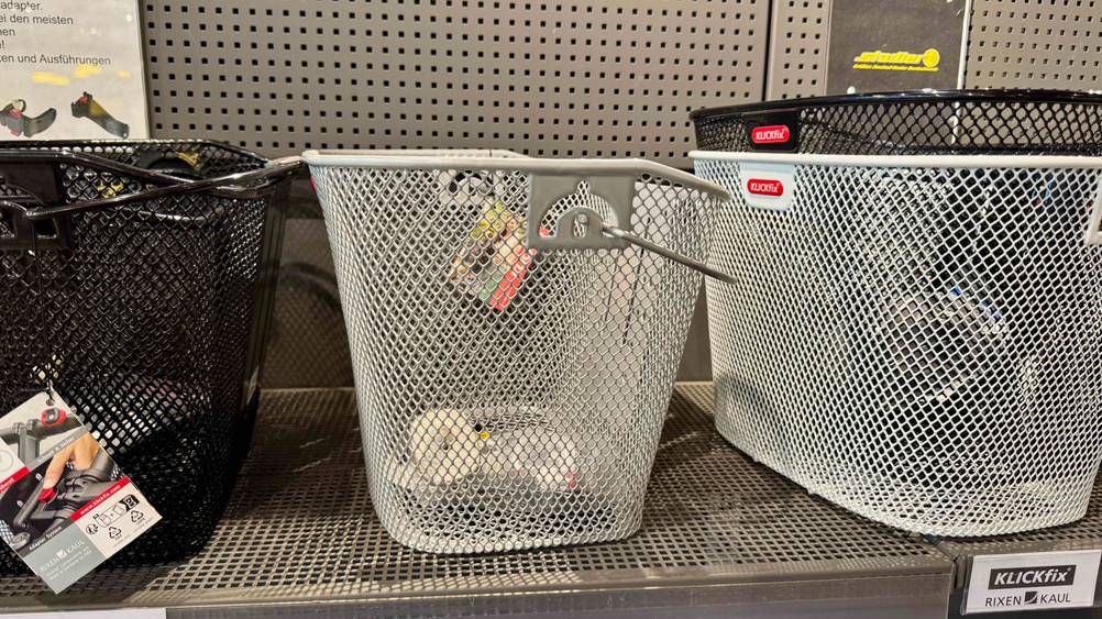 Seitenansicht des getesteten Fahrradkorb (vorne) auf einem Regal.