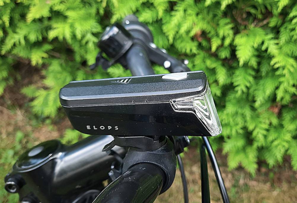 Die Fahrradlampe Batterie im Test an einem Fahrradlenker angebracht.