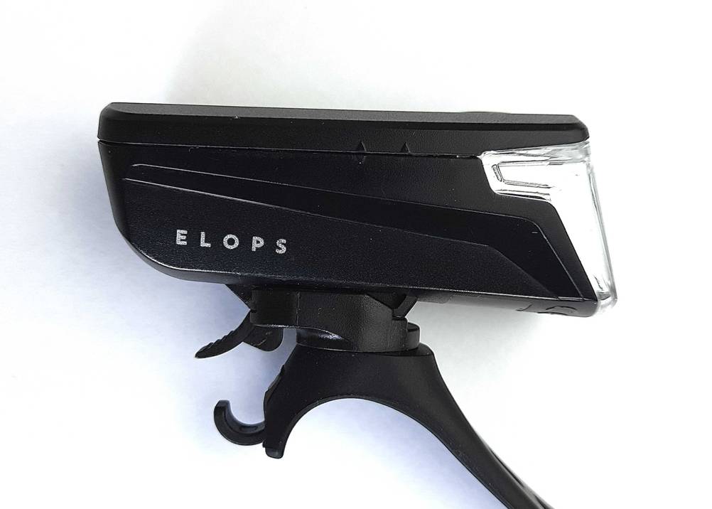 Seitenansicht der getesteten Fahrradlampe Batterie mit Logo.