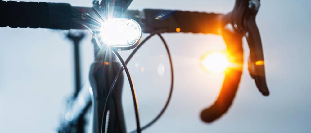 fahrradlampe-batterie-test: sehr helles Licht am Fahrradlenker