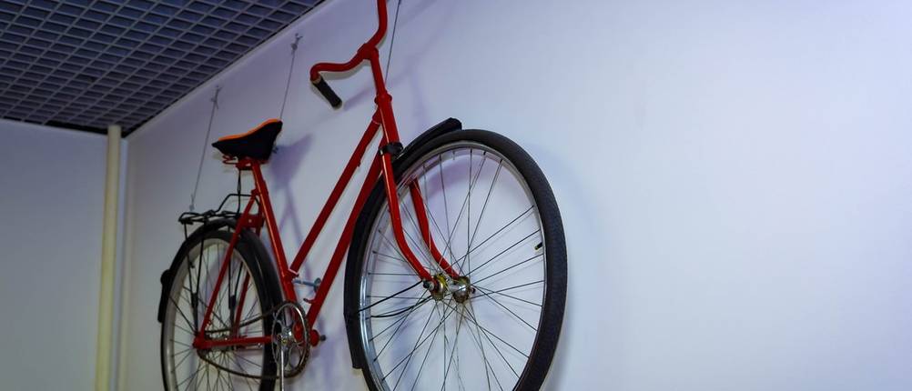 ein Fahrradlift hält ein Fahrrad an der Wand