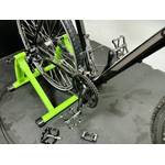 Ein Fahrrad mit verschiedenen Pedalmodellen.