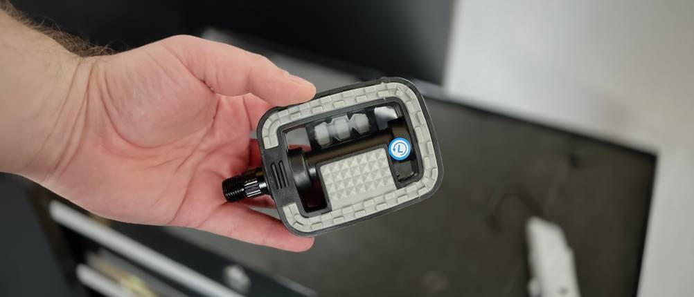 Die Fahrradpedale von Fischer wird in der Hand gehalten und ist im Detail zu sehen.