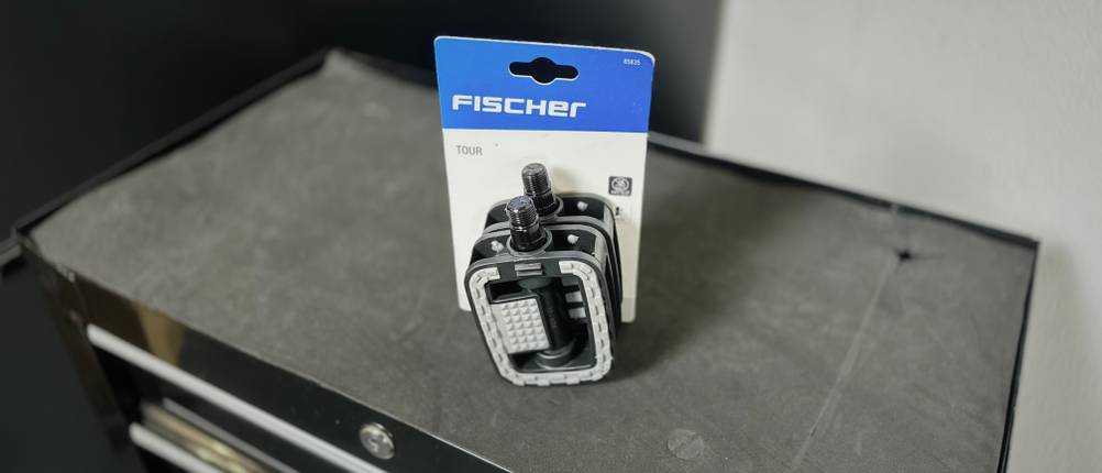 Die Verpackung der Fischer Fahrradpedale steht auf einem Rollwagen.