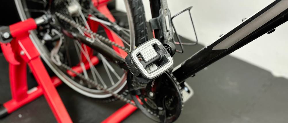 Das Fahrradpedal von Fischer wurde an ein Fahrrad montiert.